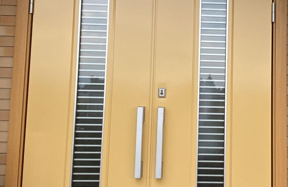 松本市で玄関ドア塗装の事ならお任せ下さい!!